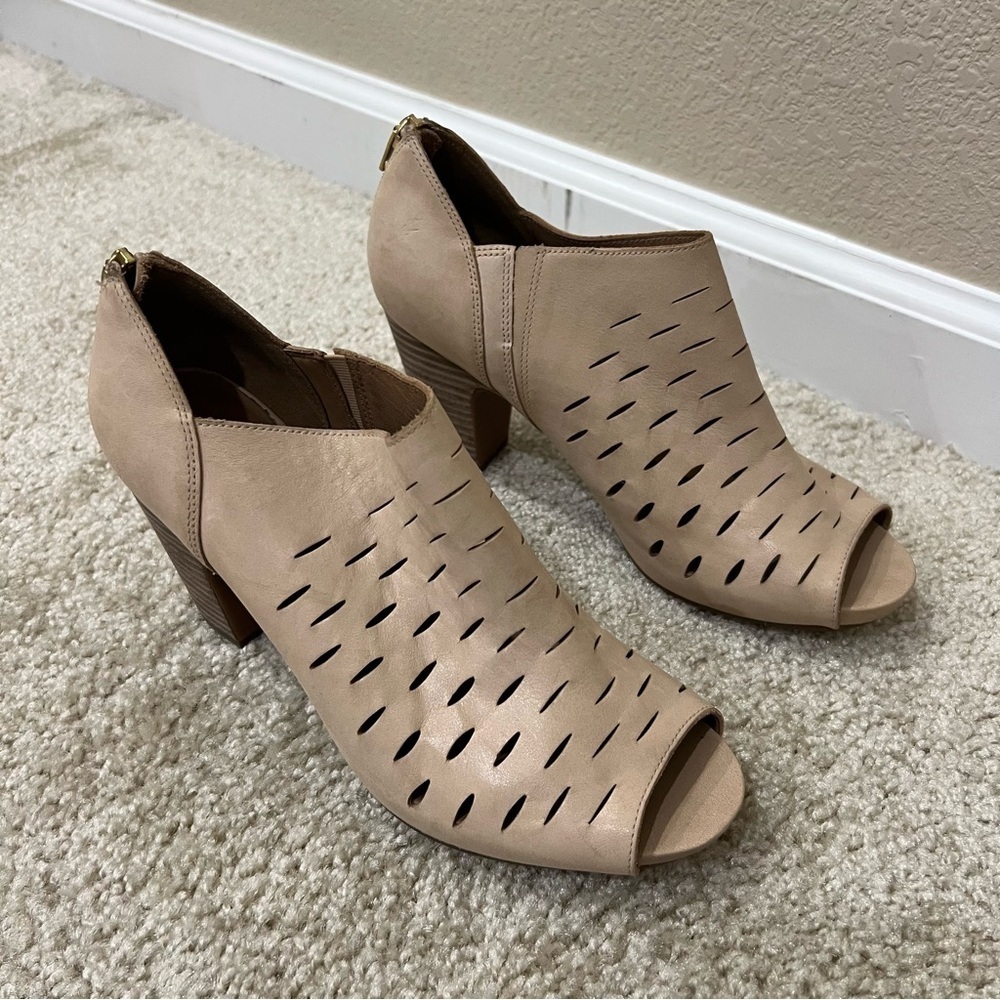 CLARKS Okena Leather Peep Toe Heeled Shoes Heels Back Zip Size 9 Beige,